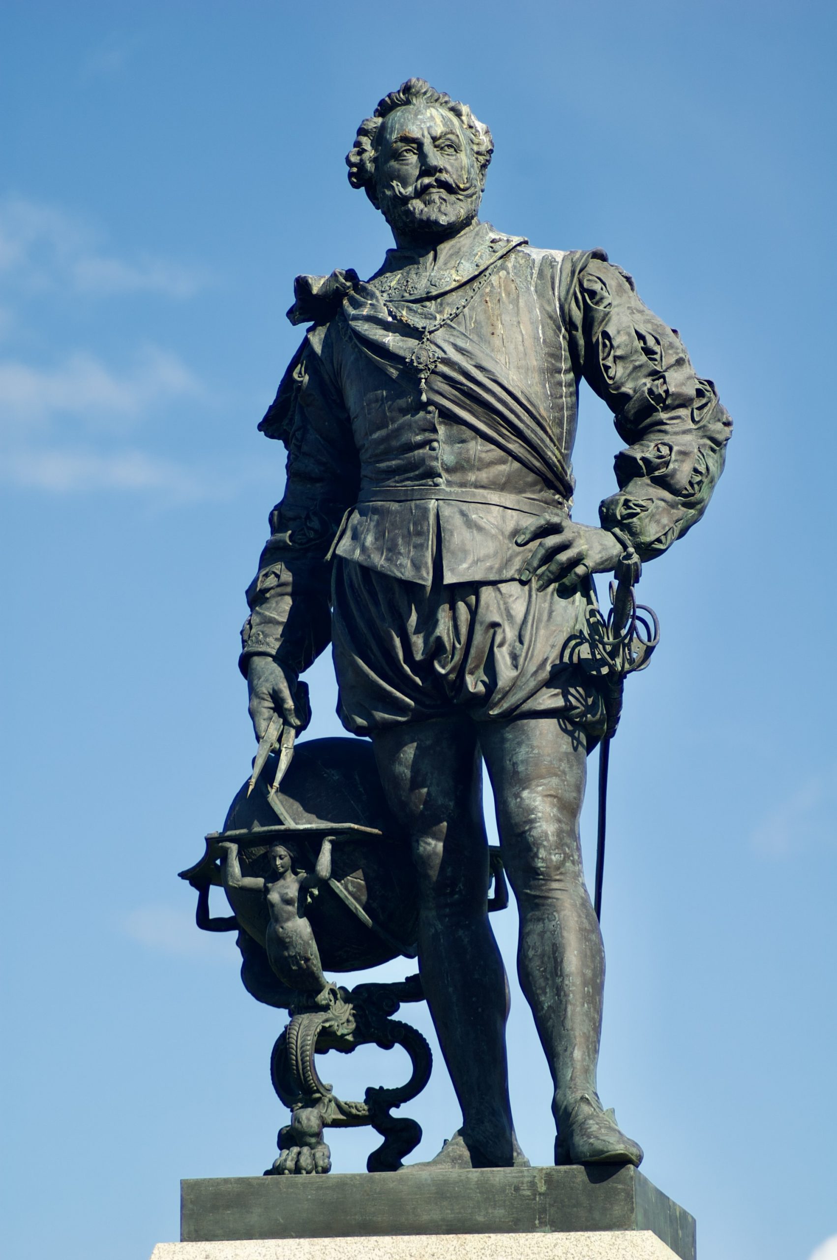 Drake Statue